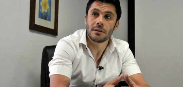 أحمد حسن يسخر من تأجيل قرار لجنة الاستئناف